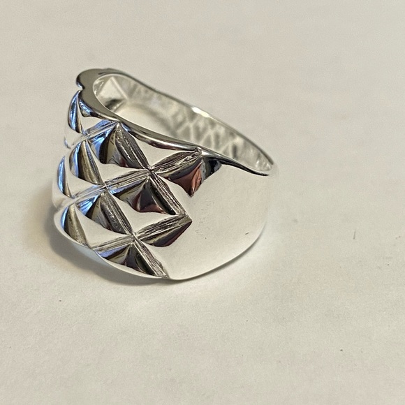 Solid sterling silver .925 ring size 8 - Picture 3 of 6